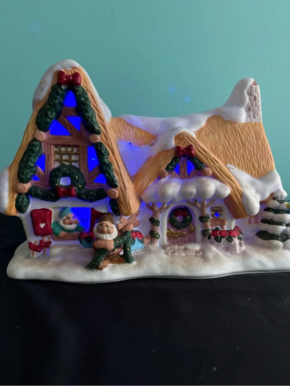 2004 Disney Snow White Seven Dwarfs Christmas Village House Cottage Light-Up